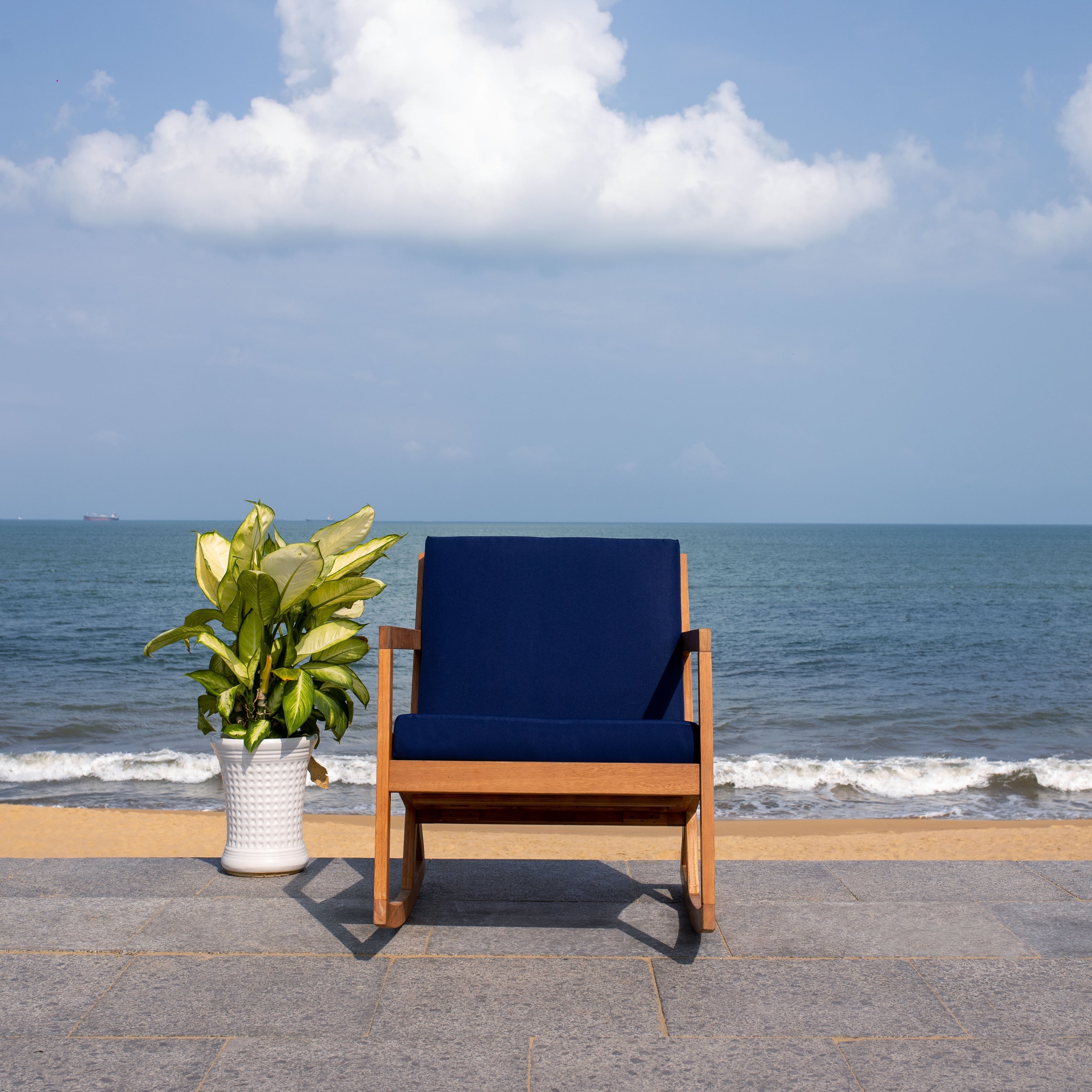 Chaise à bascule d'extérieur Makaila de SAFAVIEH avec coussin - 66L x 79P x 97H (cm)