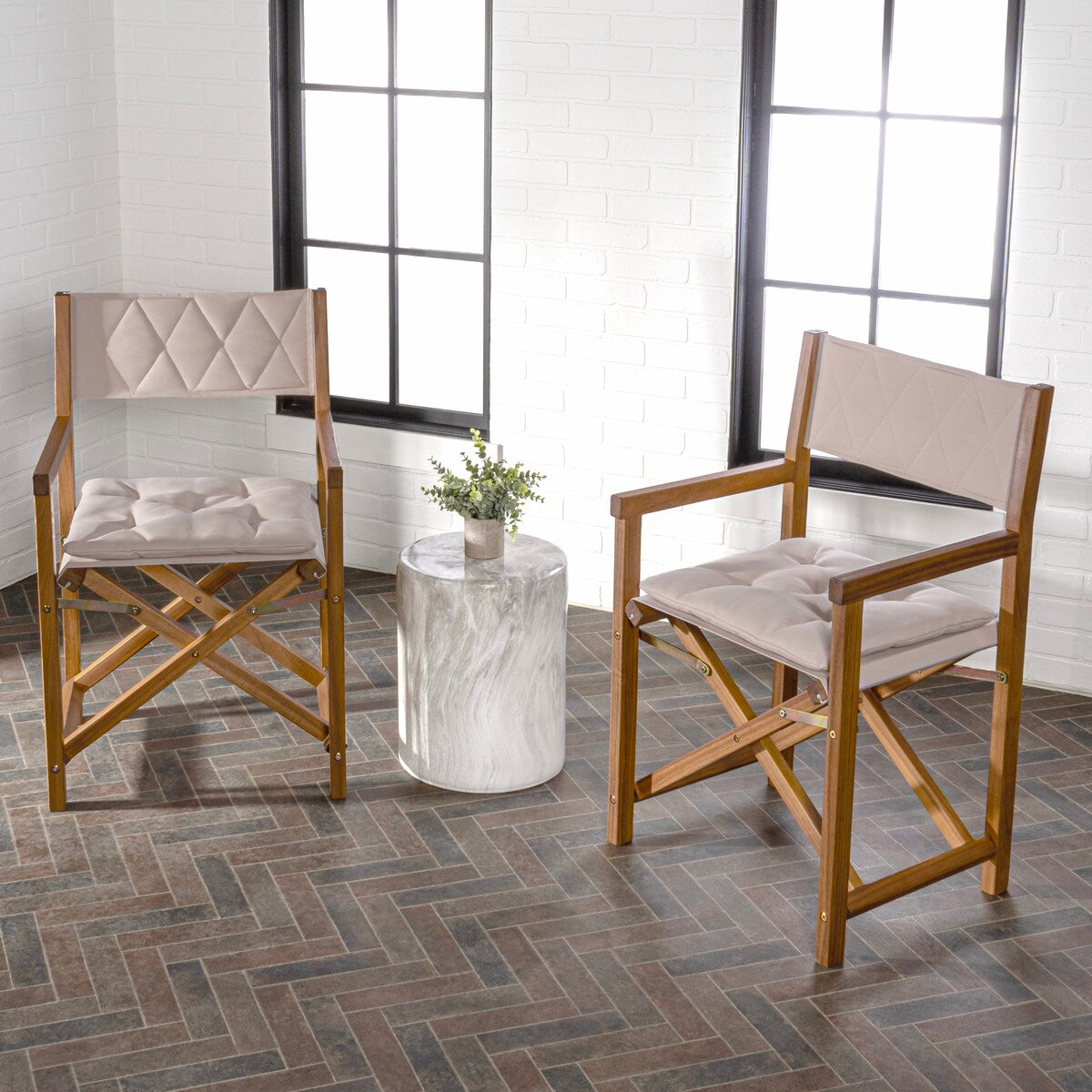 Chaise de réalisateur pliable d'extérieur Theo Classic en bois d'acacia, style milieu du siècle, avec dossier matelassé en losanges et coussin (lot de 2), par JONATHAN Y