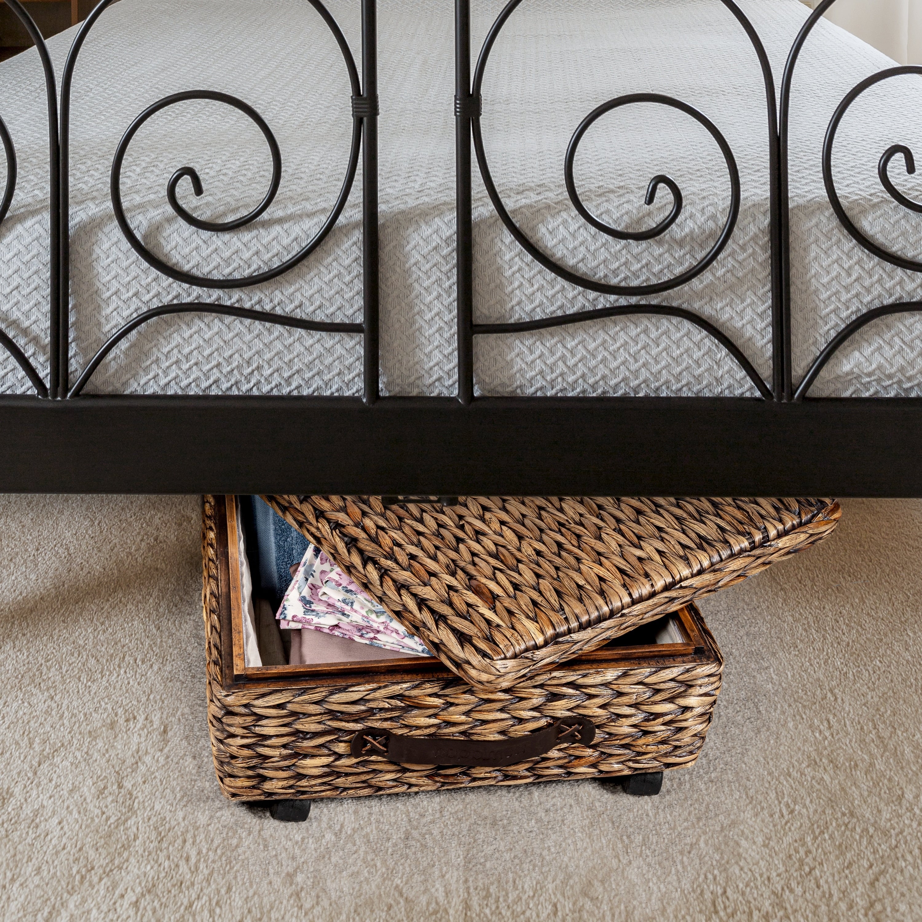 happimess Coffre de rangement sous lit en jonc et bois avec roulettes et poignées