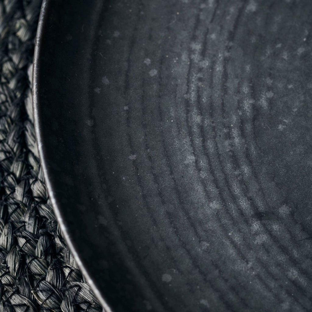 Pion Assiette de service en grès | Noir 28,5x3,5cm