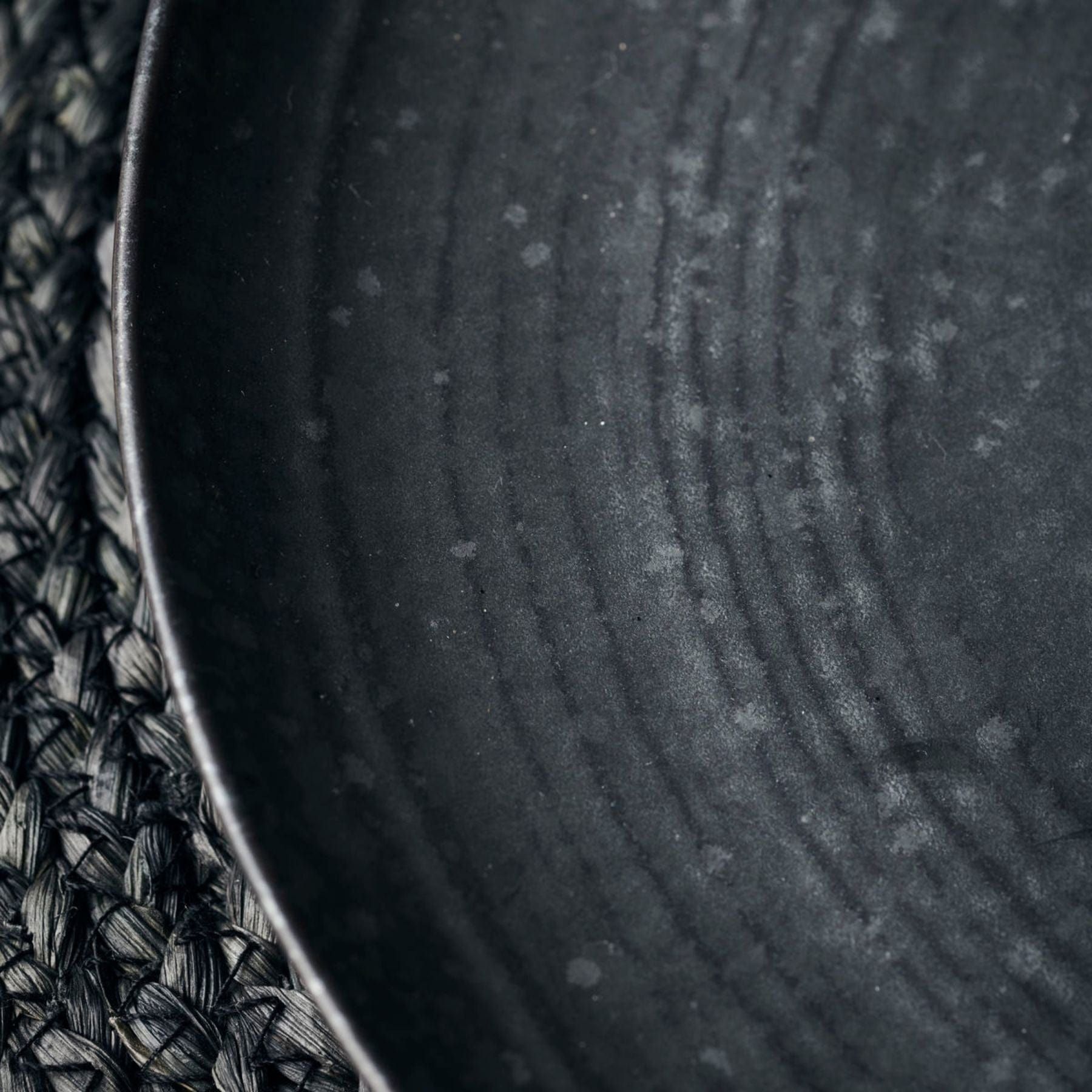 Pion Assiette de service en grès | Noir 28,5x3,5cm