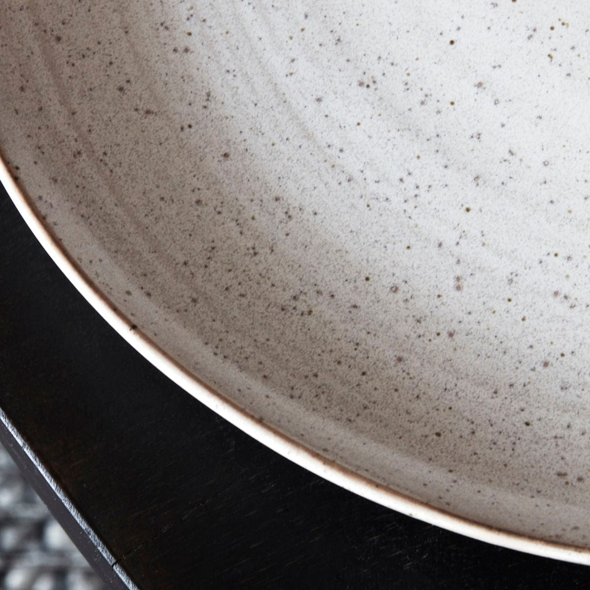 Pion Assiette de service en grès | Blanc/Gris 28.5x3.5cm