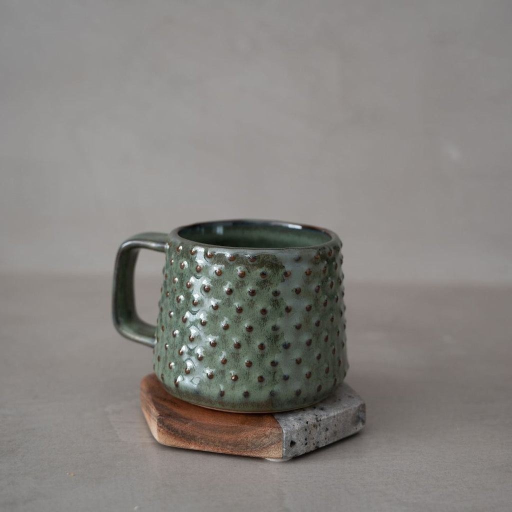 Mug en grès à pois | Vert/Brun 9,5x8cm