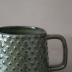 Mug en grès à pois | Vert/Brun 9,5x8cm