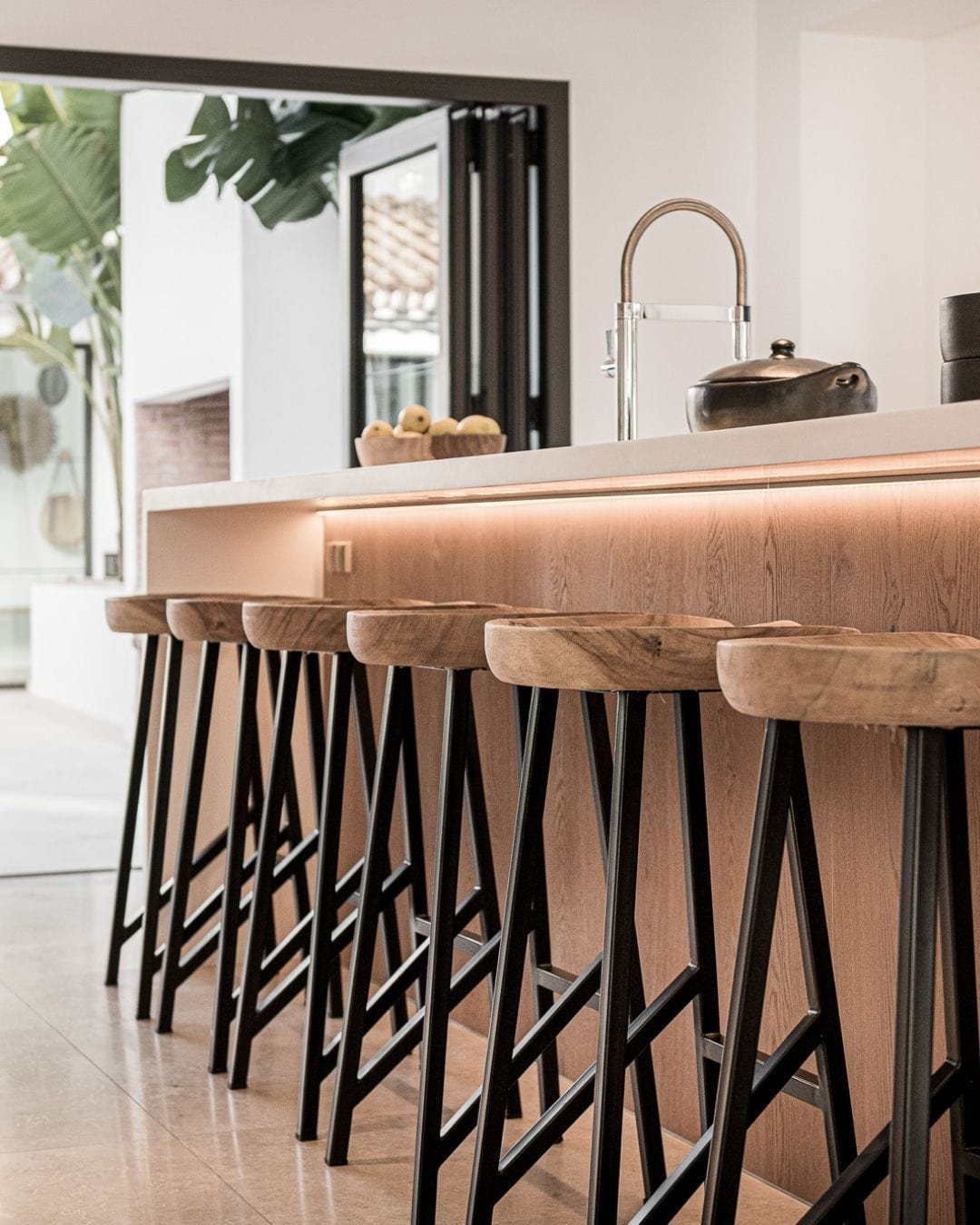 Tabouret de bar en bois de Suar | 40x36x76cm